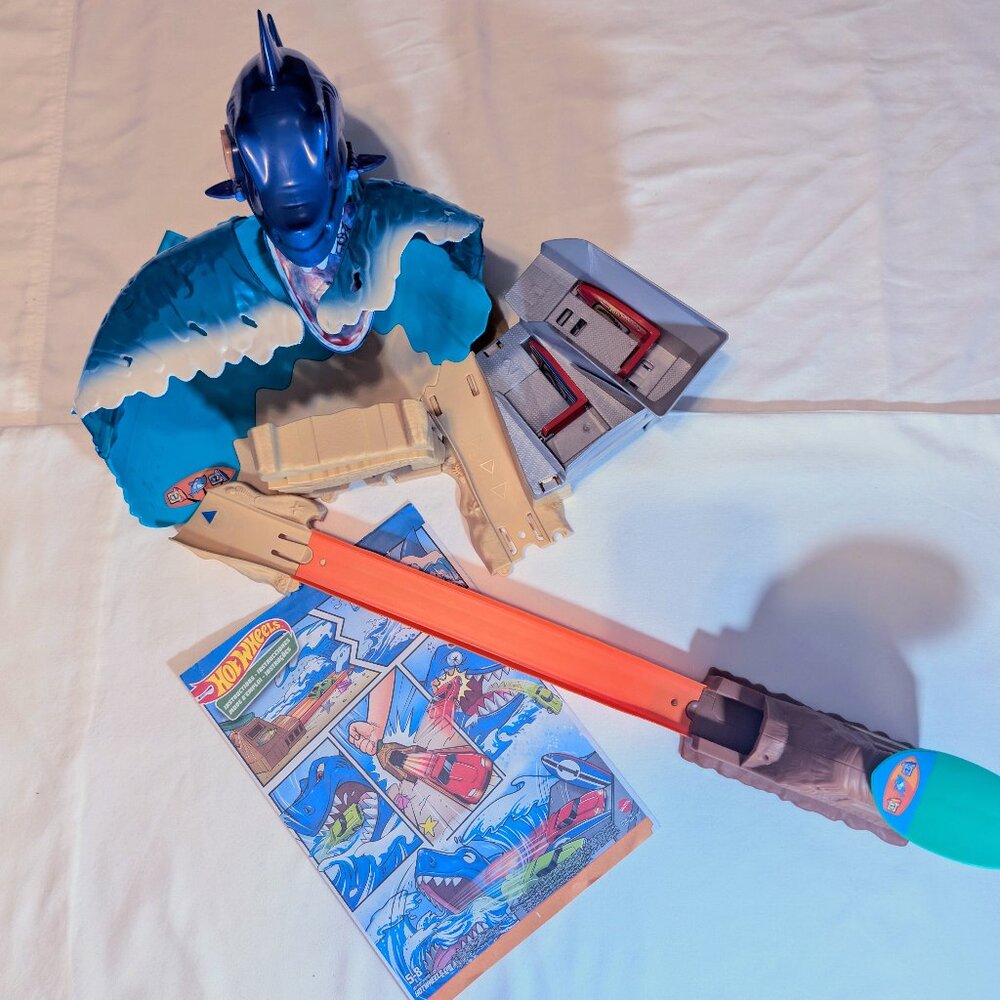 Mattel | Hot Wheels | City Shark Beach Battle Play Set Race Track